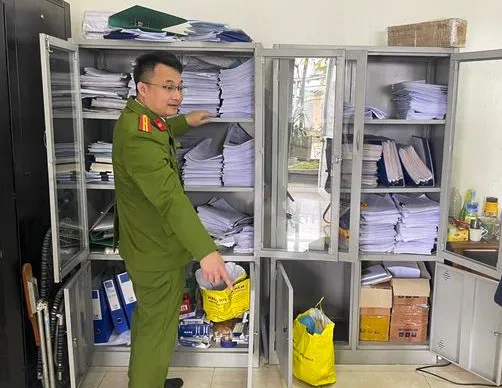 Cơ quan công an khám xét tại trung tâm đăng kiểm 29-15D. Ảnh CACC