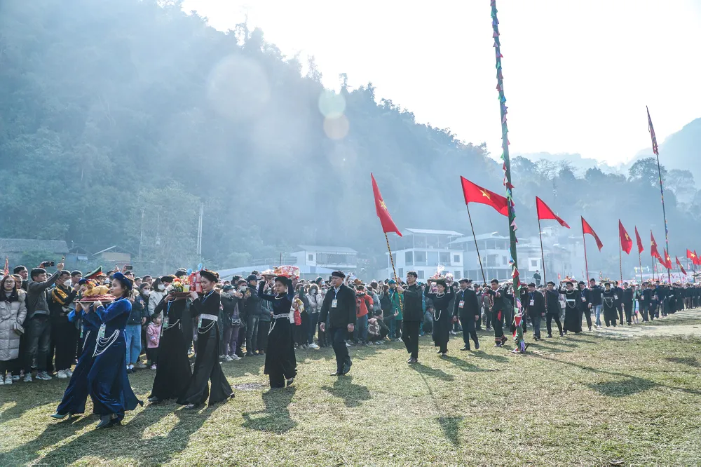 Trong buổi chính khai mạc lễ hội, nhiều nghi thức, trò chơi dân gian đã được diễn ra. Trong ảnh là phần nghi thức dâng lễ để cầu may cho một năm mới của các xã trên địa bàn huyện Ba Bể. Trong buổi chính khai mạc lễ hội, nhiều nghi thức, trò chơi dân gian đã được diễn ra. Trong ảnh là phần nghi thức dâng lễ để cầu may cho một năm mới của các xã trên địa bàn huyện Ba Bể.