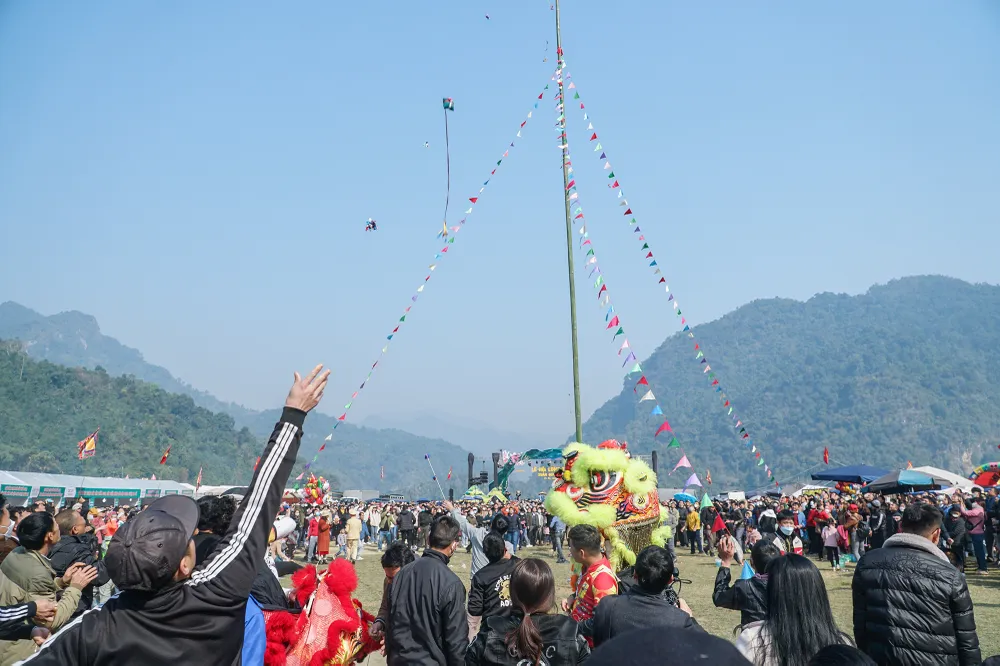 Người dân tin rằng, khi tung quả còn xuyên qua tâm thì năm đó sẽ có nhiều may mắn, sức khỏe, bình an, mùa màng bội thu... Người dân tin rằng, khi tung quả còn xuyên qua tâm thì năm đó sẽ có nhiều may mắn, sức khỏe, bình an, mùa màng bội thu...