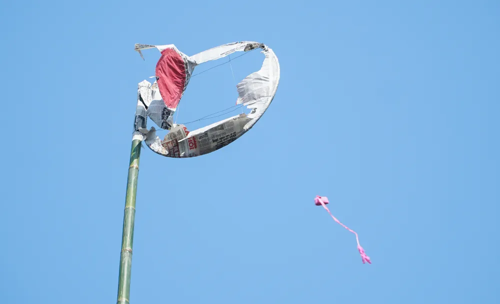 Trên đỉnh cột có uốn vòng tròn đường kính dán giấy hai bên, đề chữ Nhật- Nguyệt tượng trưng cho mặt trăng và mặt trời, tung còn đòi hỏi cả sức khoẻ và sự khéo léo. Trên đỉnh cột có uốn vòng tròn đường kính dán giấy hai bên, đề chữ Nhật- Nguyệt tượng trưng cho mặt trăng và mặt trời, tung còn đòi hỏi cả sức khoẻ và sự khéo léo.