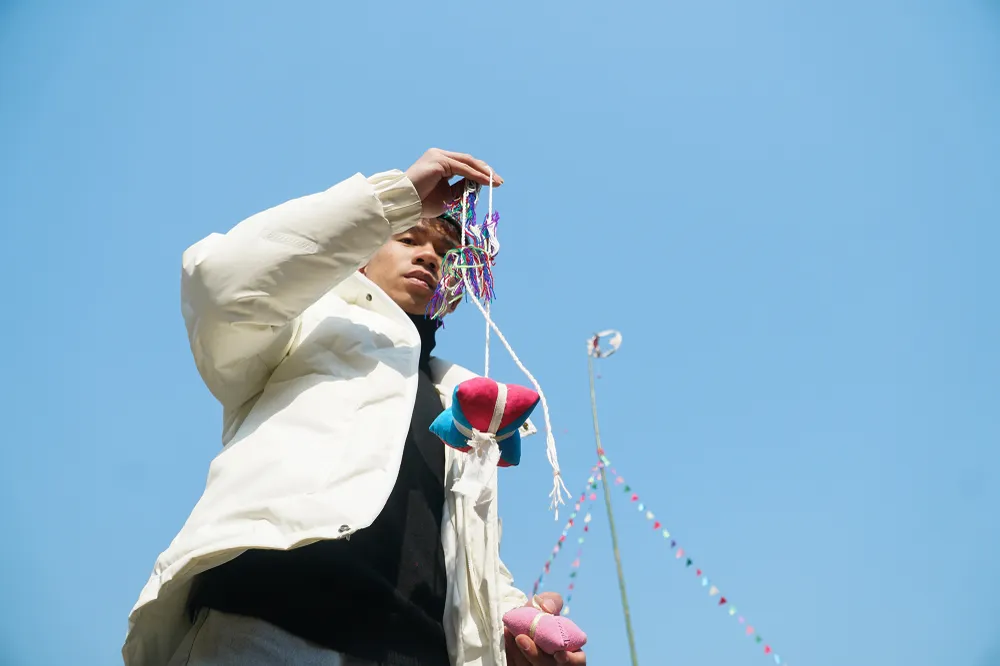 Sau khi kết thúc trò chơi, người dân sẽ mang những quả còn về để lấy may và lưu giữ thành kỷ niệm cho một mùa lễ hội. Sau khi kết thúc trò chơi, người dân sẽ mang những quả còn về để lấy may và lưu giữ thành kỷ niệm cho một mùa lễ hội.