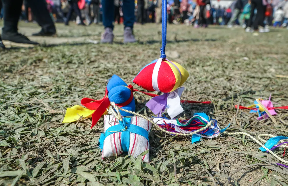 Còn được làm từ vải, bên trong bọc cát. Còn được làm từ vải, bên trong bọc cát.