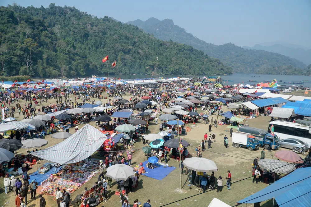 Ngày 31-1 (tức 10 tháng Giêng) lễ hội Lồng Tồng ở xã Nam Mẫu, huyện Ba Bể, tỉnh Bắc Kạn đã chính thức được khai mạc. Ngày 31-1 (tức 10 tháng Giêng) lễ hội Lồng Tồng ở xã Nam Mẫu, huyện Ba Bể, tỉnh Bắc Kạn đã chính thức được khai mạc.