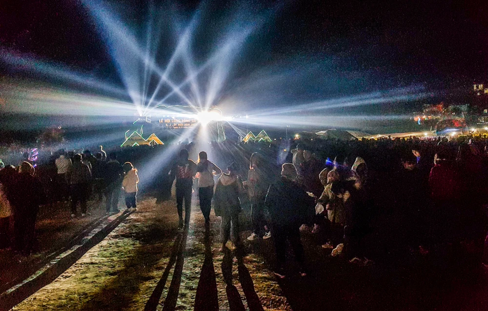 Hình ảnh hàng nghìn người tham dự, trải nghiệm lễ hội trong đêm tại Ba Bể.