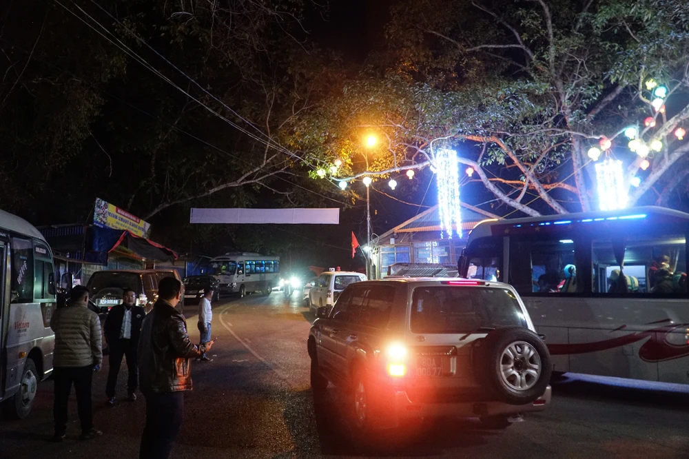 Đêm qua (mùng 9 tháng Giêng) nhiều người dân từ khắp các tỉnh thành đã đổ về khu vực hồ Ba Bể, xã Nam Mẫu, huyện Ba Bể, tỉnh Bắc Kạn để tham dự lễ hội Lồng Tồng, nhiều lúc các phương tiện ùn tắc kéo dài.