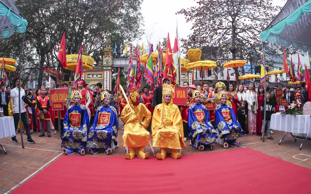 Bên cạnh vai vua và chúa, người dân Thụy Lôi còn rước kiệu võng 4 vị quan Thị vệ, quan Tán lý, quan Đề lĩnh và quan Trấn thủ cùng các thê thiếp, con cháu của họ. Những người trên 60 tuổi được lựa chọn đóng vai này.