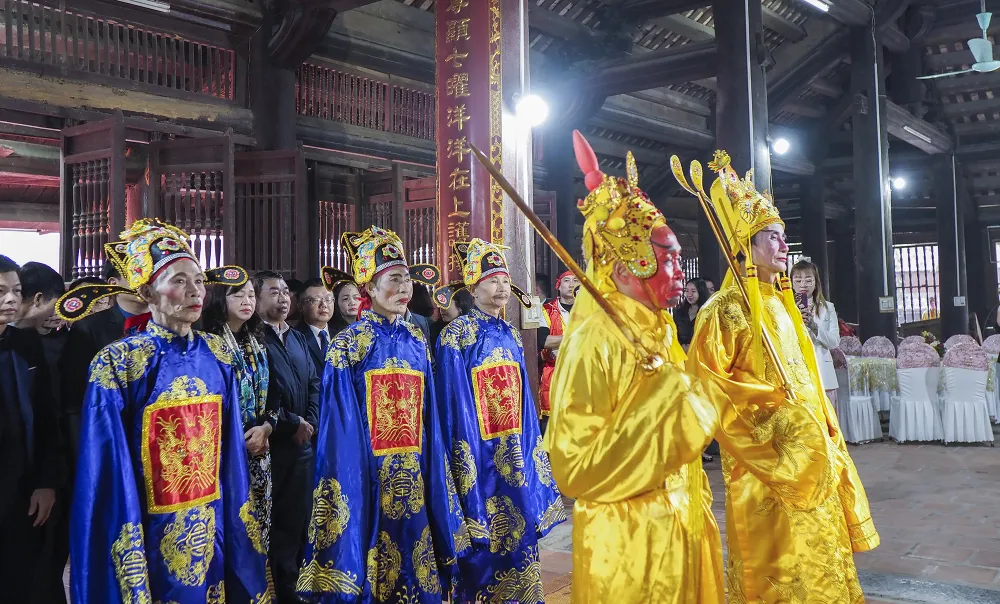 Hàng năm, vào ngày 12 tháng Giêng, Lễ hội Đền Sái lại được người dân làng Thụy Lôi tổ chức long trọng. Với những nghi thức rước &apos;vua, chúa&apos; sống, lễ hội đã thu hút lượng lớn người tham gia trẩy hội.