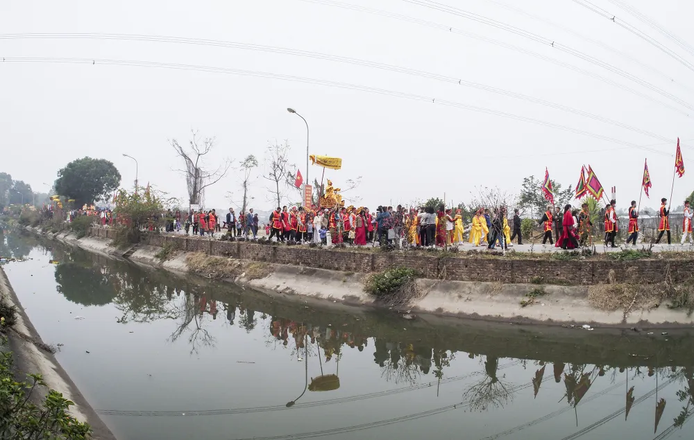 Lễ hội bắt nguồn từ sự tích vua An Dương Vương xây thành Cổ Loa. Vua nhờ được thần Huyền Thiên Trấn Vũ ra tay diệt được ma gà trắng núp ở Thất Diệu Sơn nên An Dương Vương mới xây xong thành Cổ Loa.