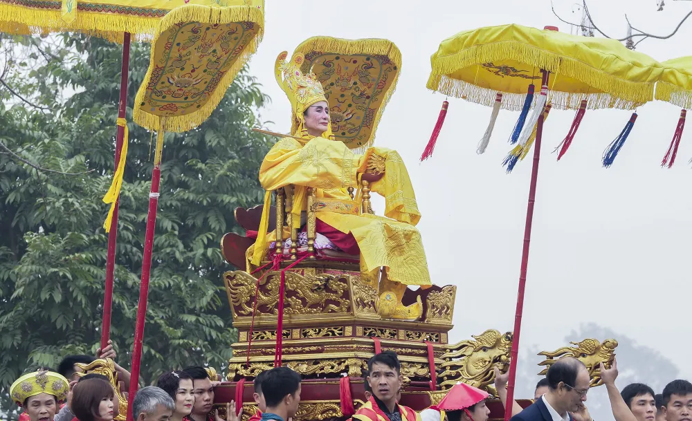 Thần Trấn Vũ được thờ trên núi Sái của Thất Diệu Sơn. Vua, chúa nhiều đời sau từng về đây bái yết nhưng thấy việc đi lại làm hao phí tiền bạc, công sức của nhân dân nên vua ban chiếu cho dân làng làm nghi lễ rước vua giả.