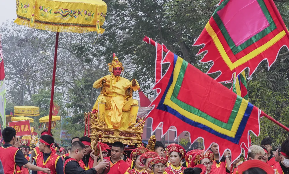 Khác với nhiều lễ hội khác, vua, chúa đền Sái là người thật, mặc áo long bào, không phải đeo mặt nạ hay rước kiệu tượng trưng. Dẫn đầu đoàn rước là kiệu chúa, tượng trưng cho việc dẹp đường đánh giặc, phía sau là vua ngự trên ngai.