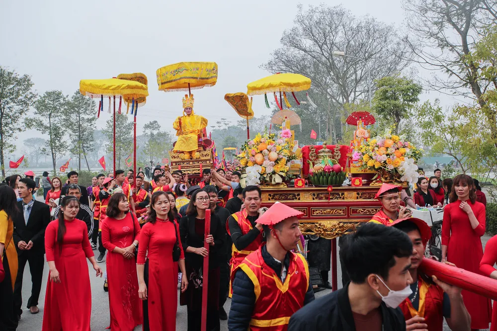 Sau khi được rước từ Đình làng, vua làm lễ tế Cao Sơn Đại Vương tại đền Thượng, còn chúa thì bái ngài Huyền Thiên Trấn Vũ tại đền Sái. Sau đó, chúa đi bộ về đền Thượng đón vua và thực hiện nghi lễ chính thức.
