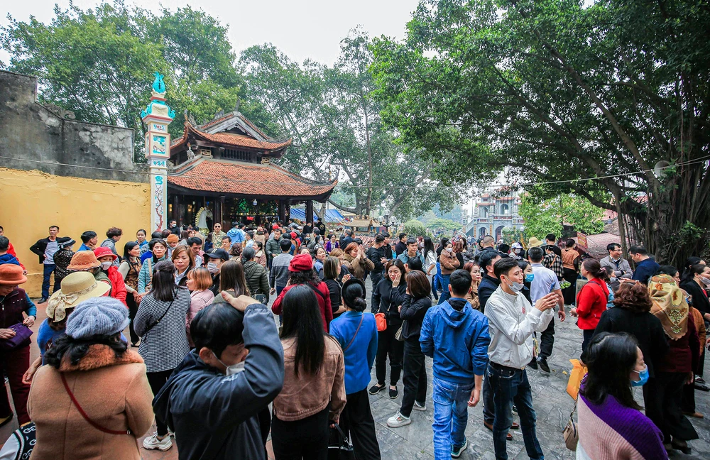 Hàng nghìn người đổ về đền Bà Chúa Kho dịp đầu năm mới ảnh 7