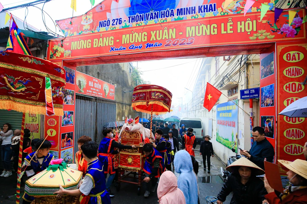 Từ đêm 3-2 đến rạng sáng 4-2, 17 "ông lợn" nặng trên dưới 200 kg đã được người dân làng La Phù, Hoài Đức, Hà Nội rước tới đình làng.