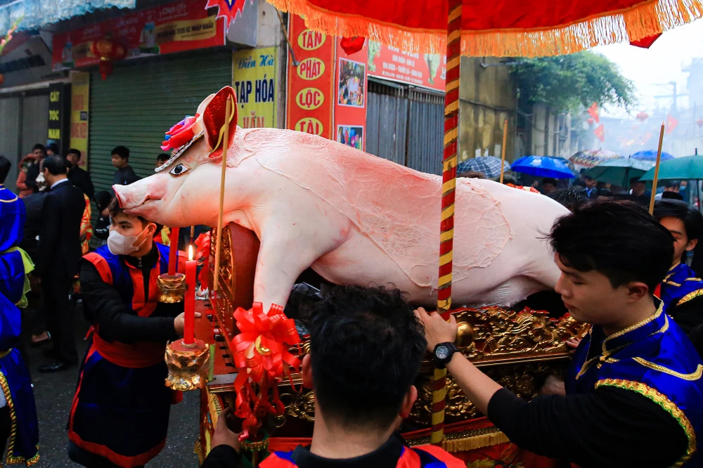 Độc đáo lễ rước 'ông lợn' trong đêm ở Hà Nội ảnh 2