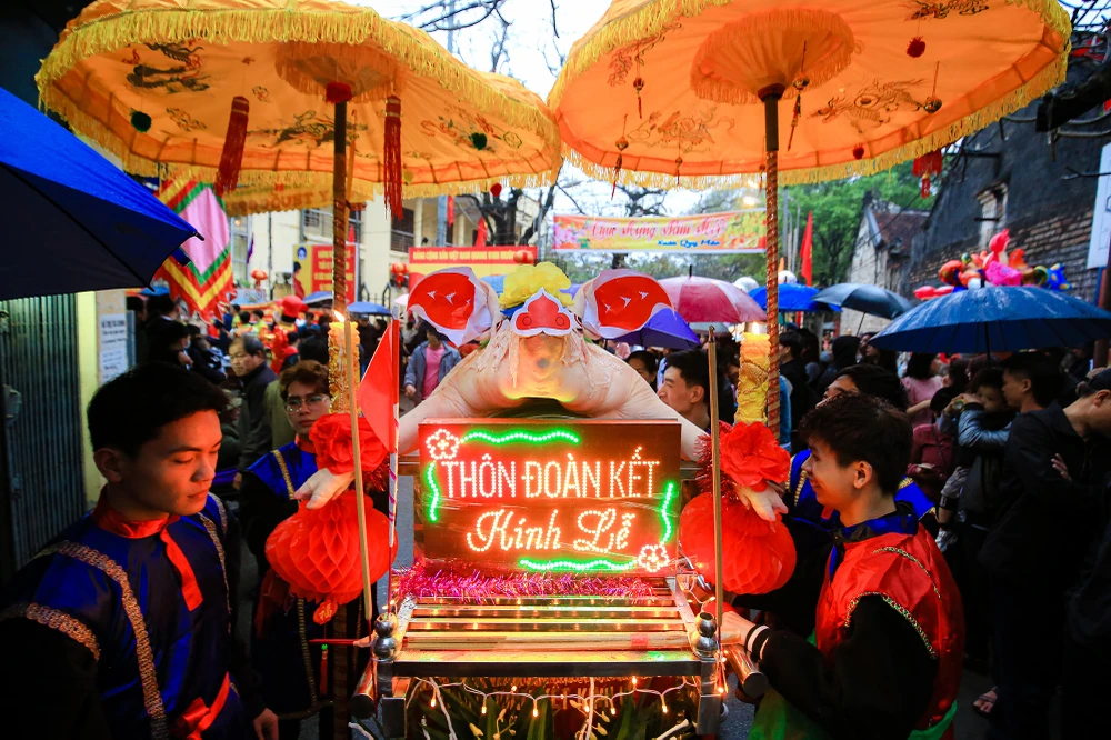 Lễ rước "ông lợn" của người dân làng La Phù nhằm tưởng nhớ công ơn của Tĩnh Quốc Tam Lang dưới thời Hùng Duệ Vương thứ 6, đã có công đánh giặc gìn giữ bờ cõi.