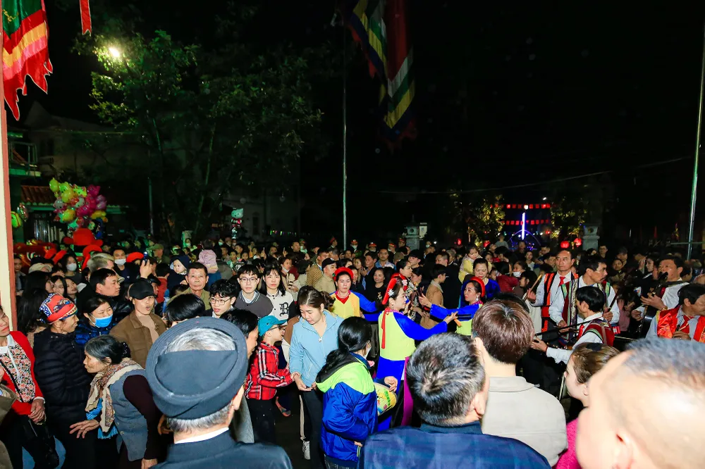 Hàng nghìn người từ khắp nơi đổ về lễ hội để ngắm nhìn và chiêm ngưỡng những "ông lợn" được trang trí đẹp mắt trong lễ hội.