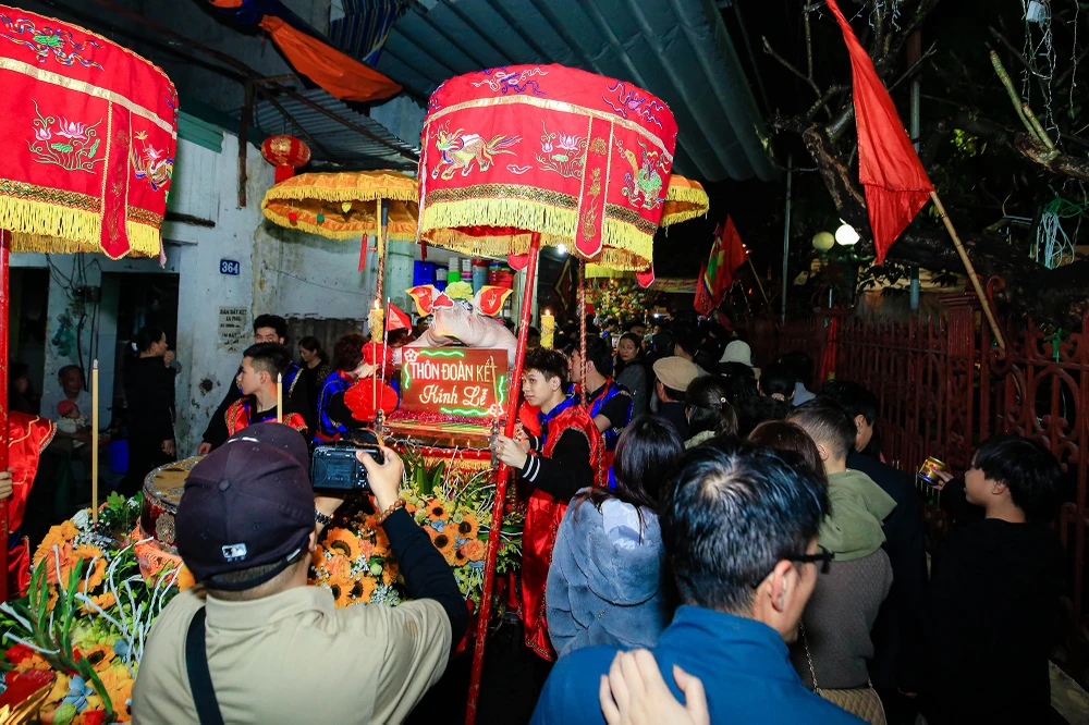 Theo tương truyền, mỗi lần chuẩn bị lên đường đánh giặc, ông lại mổ lợn khao quân. Mỗi lần như vậy, người dân trong làng mang lợn đến dâng. Sau này, người dân La Phù tôn ông làm Thành hoàng làng và vẫn giữ tục dâng tế lợn.