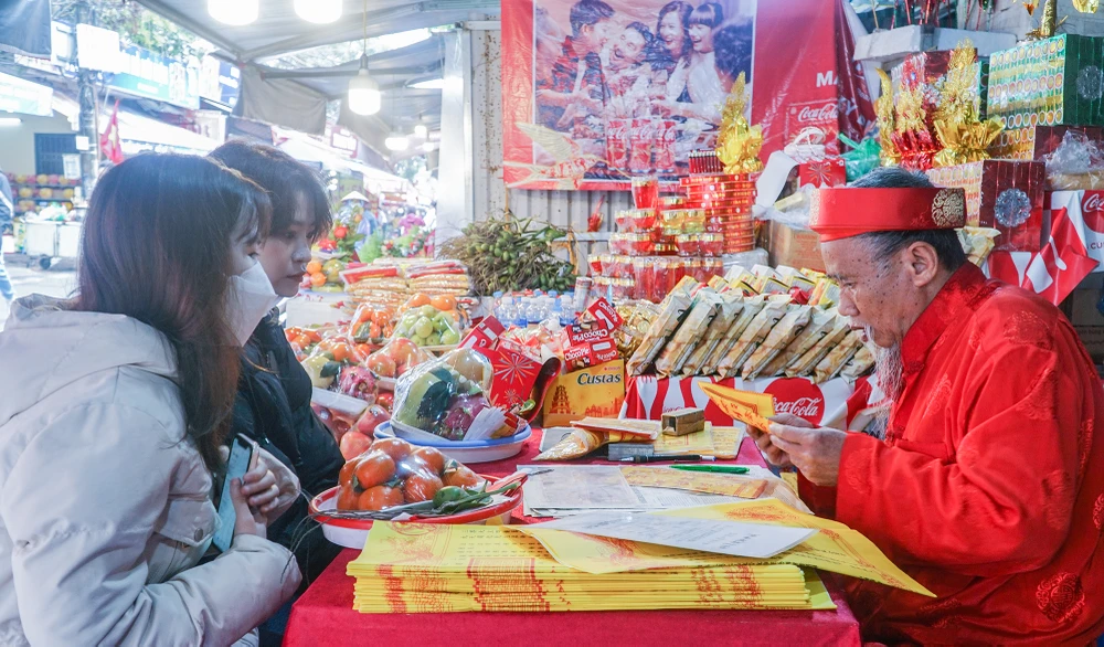 Chính vì vậy, vào dịp đầu năm, Rằm... người dân Hà Nội lại tới đây để làm lễ.