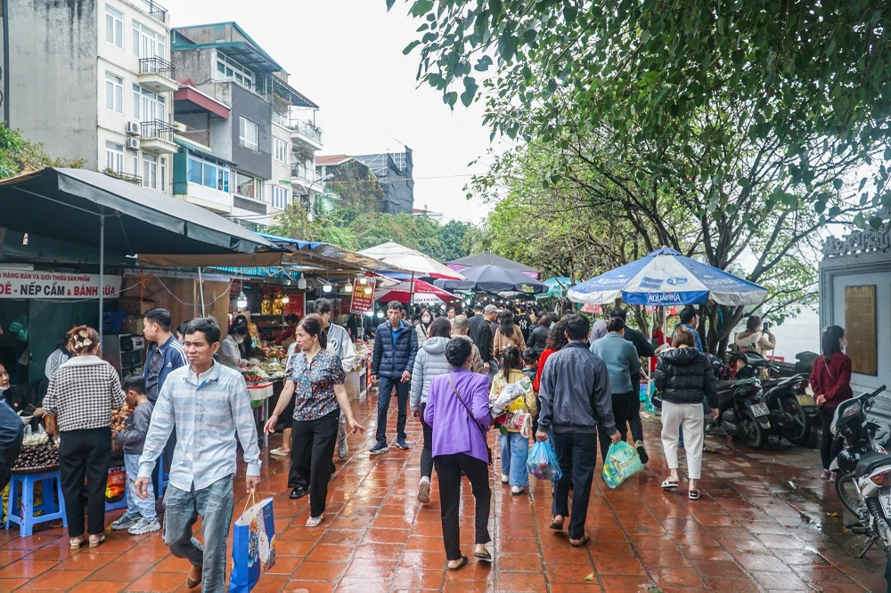 Ghi nhận vào trưa ngày 5-2 (tức ngày 15 tháng Giêng) nhiều nhiều người dân đã tới Phủ Tây Hồ, TP Hà Nội để lễ vái.