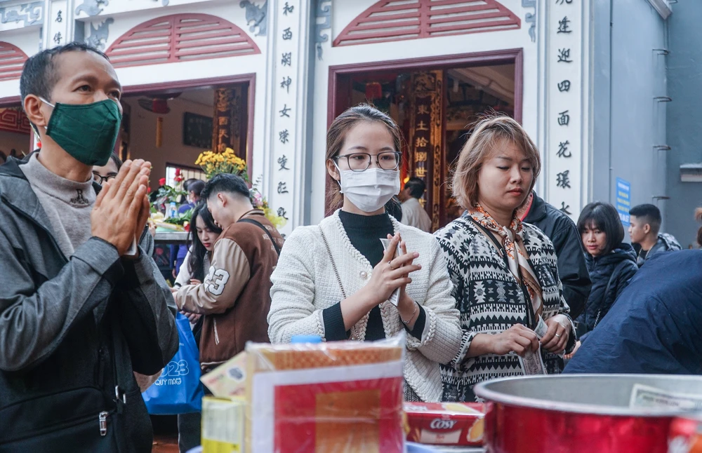 Tục truyền rằng Liễu Hạnh là Quỳnh Hoa - con gái thứ hai của Ngọc Hoàng, bị đày xuống trần gian vì tội làm vỡ cái ly ngọc quý.