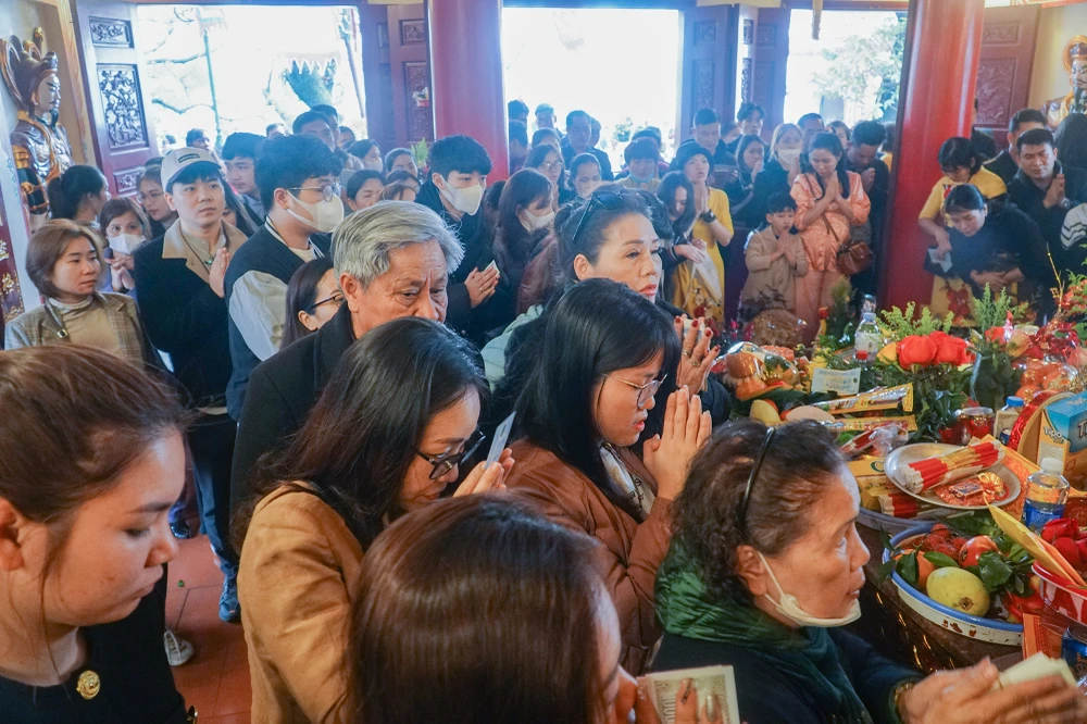 Xuống hạ giới, nàng chu du, khám phá khắp mọi miền, qua đảo Tây Hồ dừng lại, phát hiện ra đây là nơi địa linh sơn thủy hữu tình, bèn lưu lại mở quán nước làm cớ vui thú văn chương giữa thiên nhiên huyền diệu.