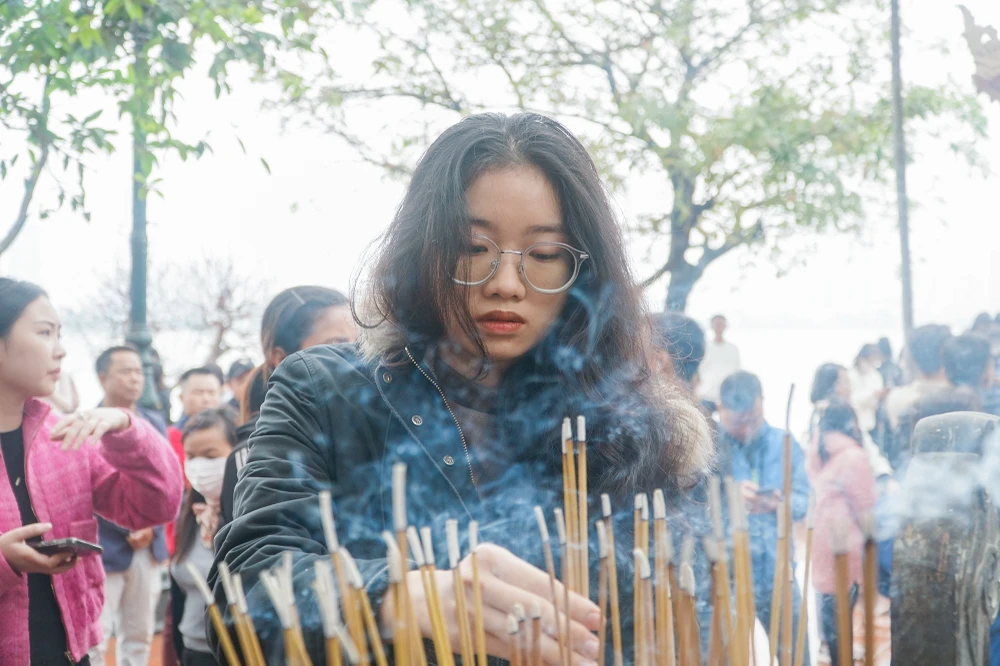 Tất cả đến Phủ Tây Hồ đều mong muốn một năm mới thuận lợi và bình an.