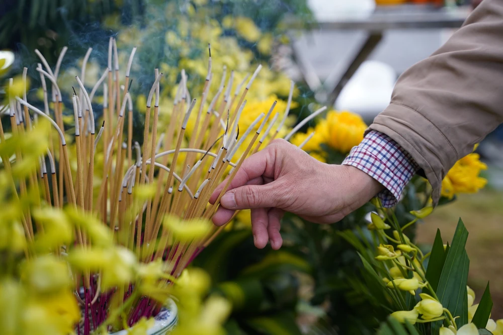 Những người có mặt hôm nay đều thắp nén tâm nhang để tỏ lòng thành kính với người Chủ nhiệm khoa Piano đầu tiên của Học viện Âm nhạc quốc gia Việt Nam.