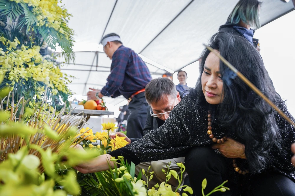 Ca sĩ Thanh Lam xúc động trong lễ an táng Nhà giáo, NSND Thái Thị Liên.