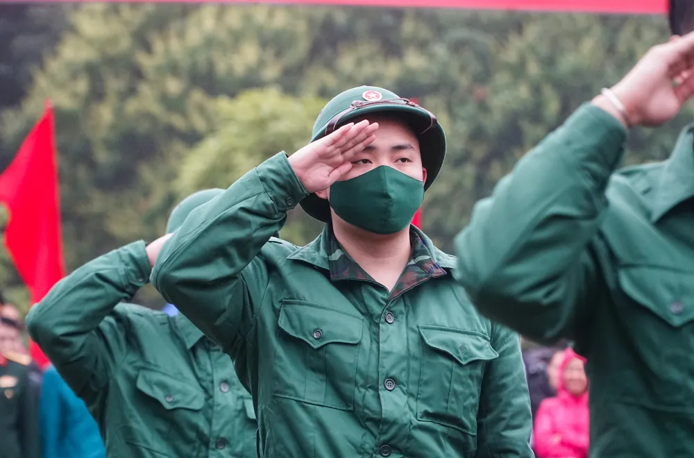 Đến nay thanh niên có đủ sức khỏe, tiêu chuẩn, đã vượt qua các vòng khám tuyển chọn đã nhận được giấy gọi nhập ngũ, quân tư trang. Tất cả đều trong tâm thế sẵn sàng lên đường thực hiện nghĩa vụ với Tổ quốc. Ảnh: PH