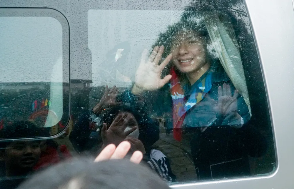 Những cánh tay vẫy chào người thân của các tân binh trước khi lên đường. Ảnh: PH