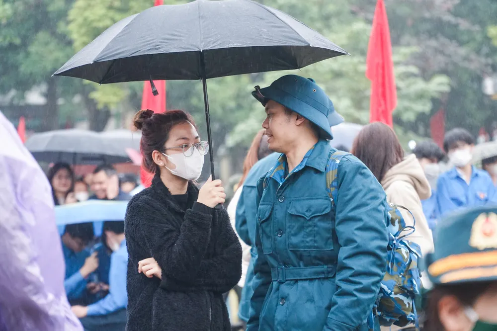 Năm 2023, quận Cầu Giấy có 66 công dân thực hiện nghĩa vụ, trong đó có 50 công dân nhập ngũ thực hiện nghĩa vụ quân sự, 16 công dân thực hiện nghĩa vụ Công an Nhân dân. Ảnh: PH