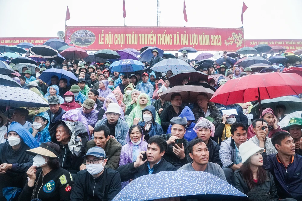 Sau khi Lữ Gia mất, dân làng Hải Lựu lập đền thờ để tưởng nhớ, suy tôn ông là Thành hoàng làng, lễ hội chọi trâu trở thành một tập tục của người dân nơi đây.