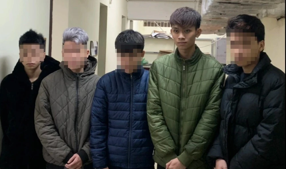 Hiếu (áo xanh lá cây) và đồng phạm. Ảnh CACC