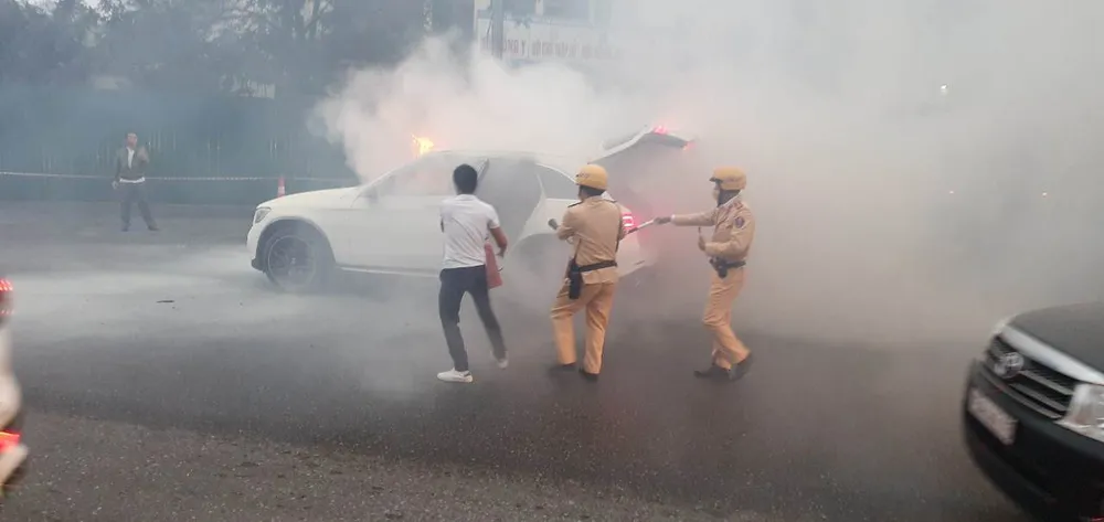 Vụ cháy xe không gây thiệt hại về người. Ảnh CTV Vụ cháy xe không gây thiệt hại về người. Ảnh CTV