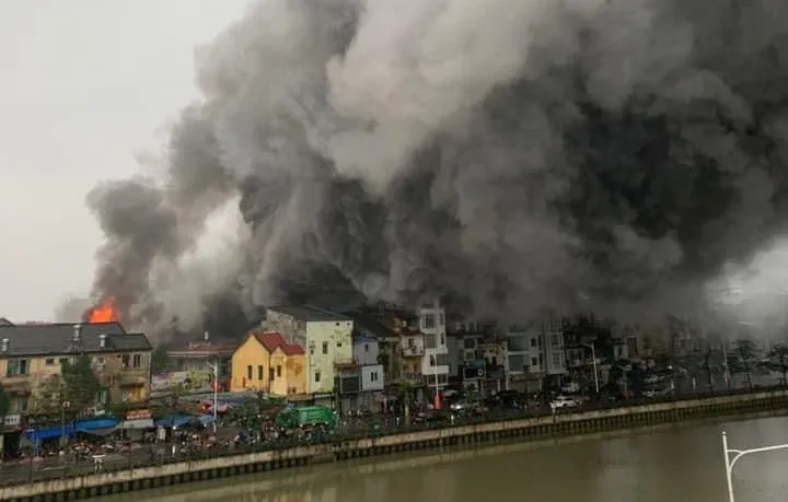 Cột khói trong đám cháy bốc cao cả chục mét. Ảnh CTV