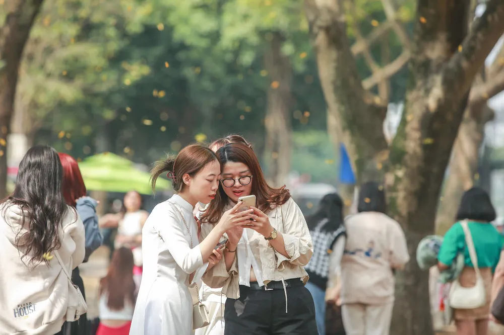 Nhiều bạn trẻ đã chuẩn bị những bộ đồ đẹp nhất, trang điểm kĩ càng trước khi đến đây chụp ảnh.