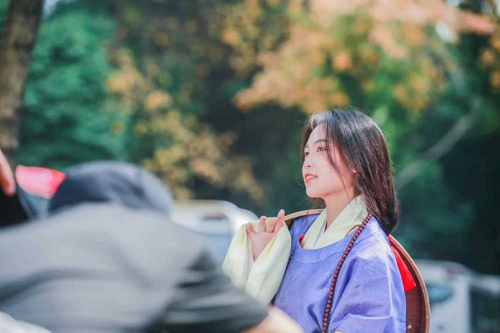 Tất cả đều muốn lưu giữ những kỉ niệm đẹp giữa khung cảnh nên thơ ở Hà Nội.