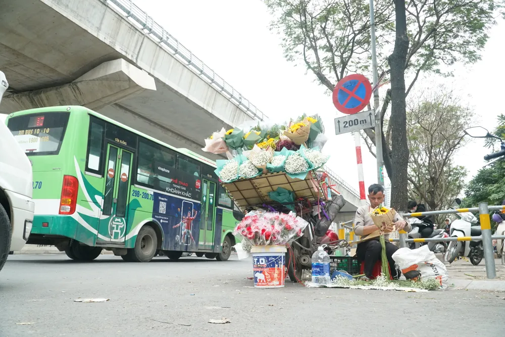 Ngày 14-2, ghi nhận dọc theo nhiều con đường tuyến phố ở Hà Nội, nhiều tiểu thương đã bày biện hoa để bán phục vụ nhu cầu của người dân nhân ngày lễ Tình yêu. Ngày 14-2, ghi nhận dọc theo nhiều con đường tuyến phố ở Hà Nội, nhiều tiểu thương đã bày biện hoa để bán phục vụ nhu cầu của người dân nhân ngày lễ Tình yêu.
