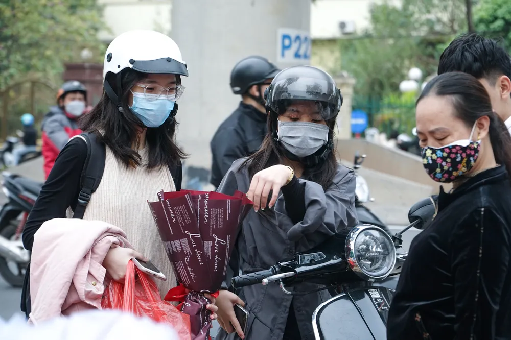 Không chỉ có những chàng trai mua hoa để tặng cho người mình yêu, mà ngay cả những bạn gái cũng mua hoa để dành tặng cho người mình thương trong dịp 14-2. Không chỉ có những chàng trai mua hoa để tặng cho người mình yêu, mà ngay cả những bạn gái cũng mua hoa để dành tặng cho người mình thương trong dịp 14-2.