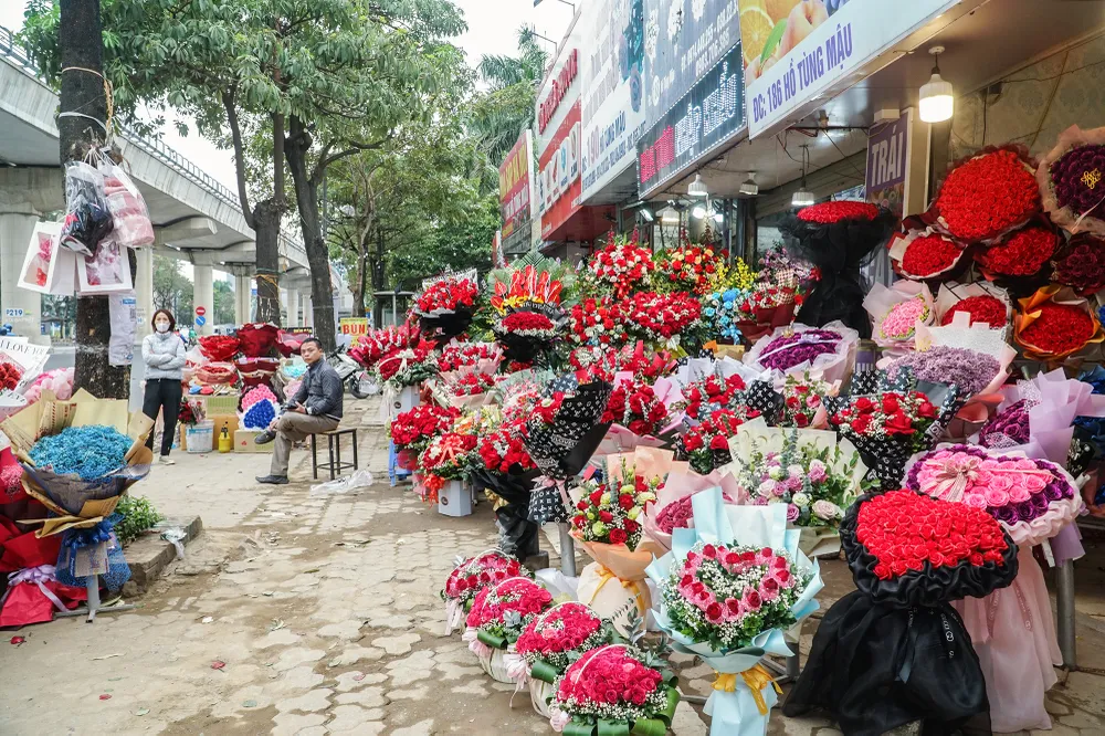 Trên đường Hồ Tùng Mậu, một số cửa hàng hoa trưng bày nhiều đóa hoa sặc sỡ sắc màu, đa dạng mẫu mã. Trên đường Hồ Tùng Mậu, một số cửa hàng hoa trưng bày nhiều đóa hoa sặc sỡ sắc màu, đa dạng mẫu mã.