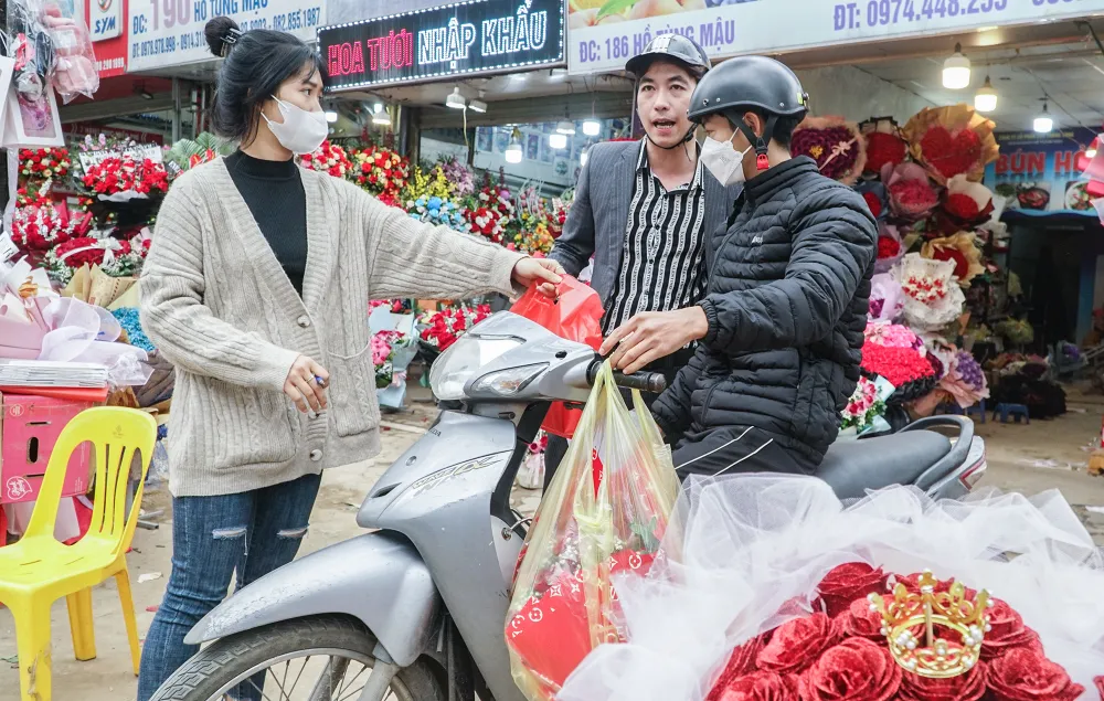 Nghề ship hàng cũng "được mùa" trong những ngày này. Nghề ship hàng cũng "được mùa" trong những ngày này.