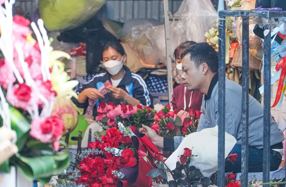 Phía bên trong, nhiều nhân viên đang miệt mài làm việc hết công suốt để kịp phục vụ nhu cầu của khách hàng. Phía bên trong, nhiều nhân viên đang miệt mài làm việc hết công suốt để kịp phục vụ nhu cầu của khách hàng.