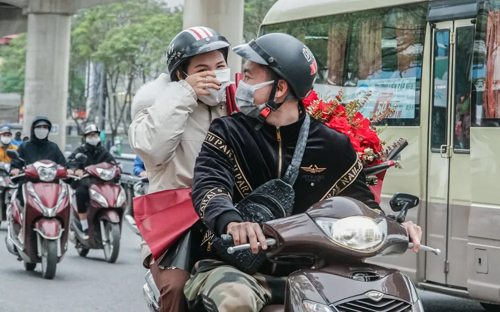 Tất cả đều muốn thể hiện tấm lòng, tình yêu của mình dành cho "một nửa" kia thông qua những đóa hoa. Tất cả đều muốn thể hiện tấm lòng, tình yêu của mình dành cho "một nửa" kia thông qua những đóa hoa.