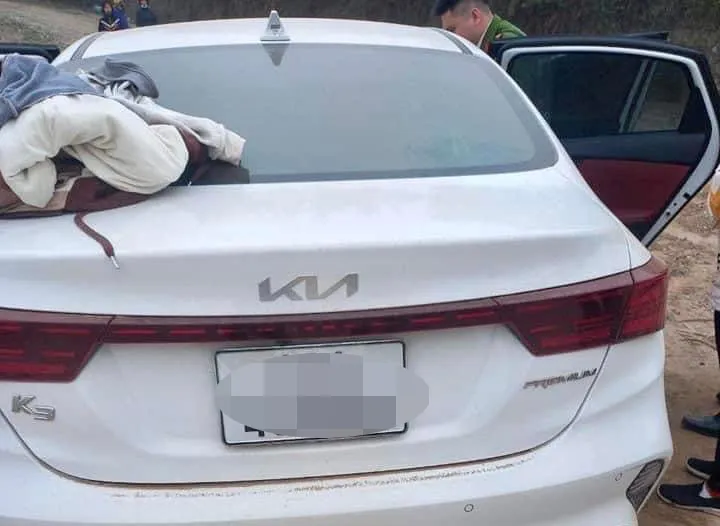 Chiếc xe ô tô bị bỏ lại bên bờ sông Lô. Ảnh CTV