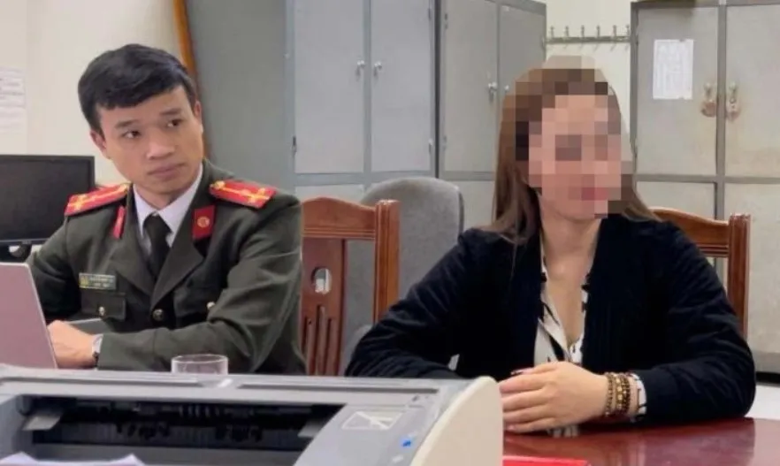 Trước đó, bà Trương Thị Hương (tay phải) bị công an xử phạt hành chính 7,5 triệu đồng. Ảnh: CTV Trước đó, bà Trương Thị Hương (tay phải) bị công an xử phạt hành chính 7,5 triệu đồng. Ảnh: CTV