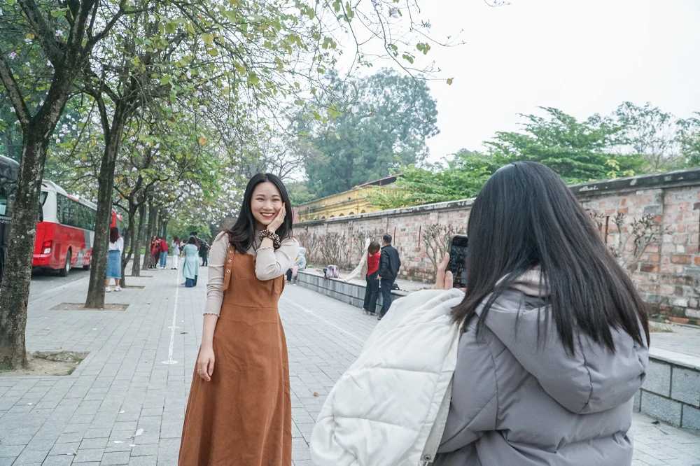 Người đến chụp ảnh ở mọi lứa tuổi, nhưng đông nhất là giới trẻ. Họ có thể thuê thợ ảnh riêng, hoặc đi từng cặp, từng đôi để tự chụp cho nhau.