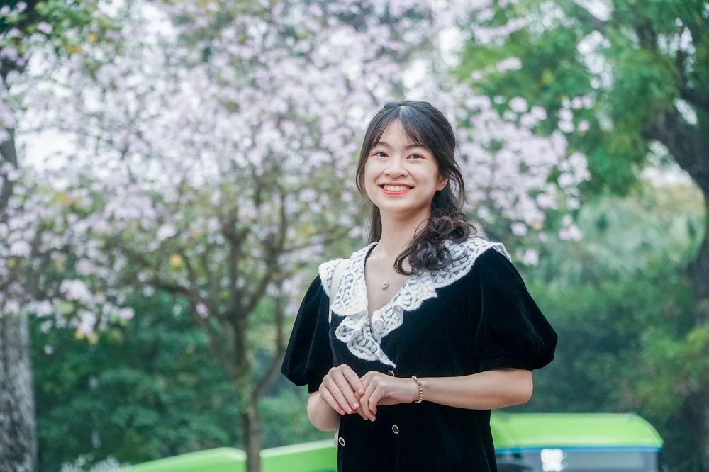 Thục Anh - bạn trẻ đến từ Nghệ An - cho biết: "Em ra Hà Nội để đi chơi, tình cờ qua góc phố này thấy hoa ban nở trắng xóa rất lãng mạn, nên em cùng bạn đã chụp check-in để lưu lại những kỷ niệm đẹp nhất ở Thủ đô".