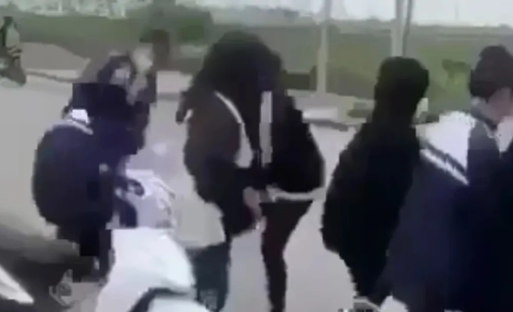 Hình ảnh hai nhóm nữ sinh ẩu đả sau mâu thuẫn. Ảnh cắt từ clip Hình ảnh hai nhóm nữ sinh ẩu đả sau mâu thuẫn. Ảnh cắt từ clip