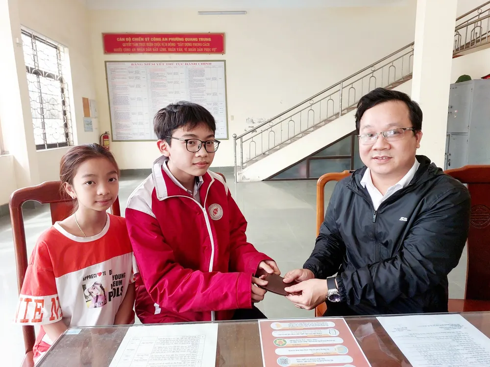 Em Lại Hữu Hy và Nguyễn Thanh Trúc trao trả ví cho anh Đỗ Quang Hưng. Ảnh CACC Em Lại Hữu Hy và Nguyễn Thanh Trúc trao trả ví cho anh Đỗ Quang Hưng. Ảnh CACC