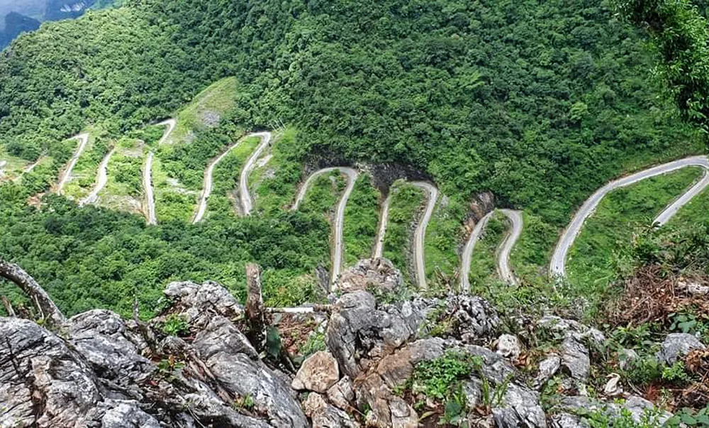 Từ trên cao nhìn xuống con đường như một dải lụa vắt uốn lượn vắt ngang qua những sườn núi.